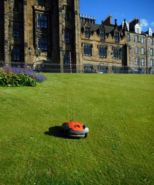 Tondeuse robot en train de tondre un talus en pente à Édimbourg